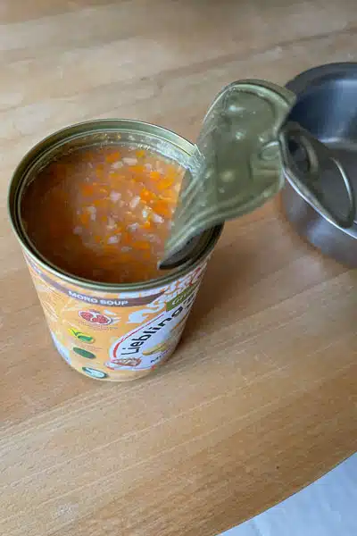 Ein Blick in die Dose: Die Moro Suppe im geöffneten Behältnis.