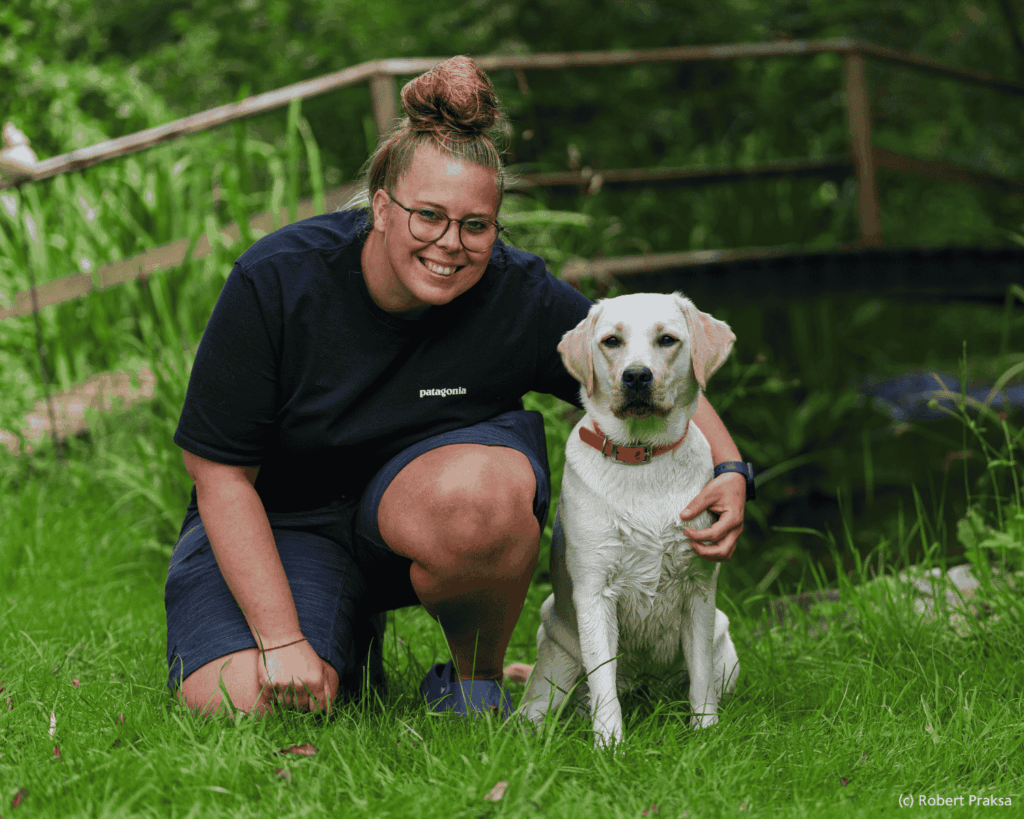 Hundetrainerin Cinta Hamacher mit ihrem Hund Harper